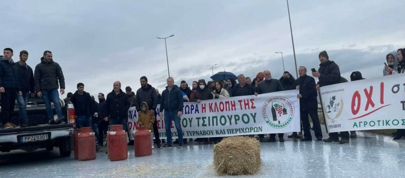 Παραγωγοί από τον Τύρναβο έκλεισαν την Εθνική Οδό Λάρισας - Κοζάνης: Έχυσαν γάλατα στο δρόμο (φώτο)